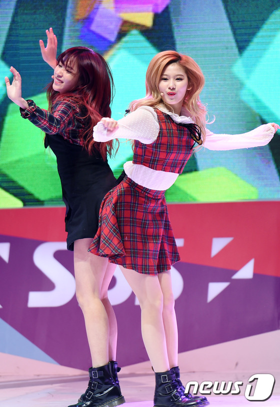 (서울=뉴스1스타) 권현진 기자 = 엉덩이를 맞대고 신나게!트와이스 미나, 사나(오른쪽)가 30일 오후 서울 삼성동 코엑스에서 열린 '2015 SBS AWARDS FESTIVAL( …