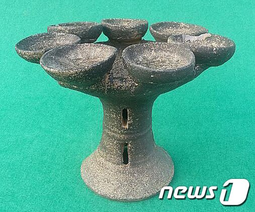 본문 이미지 - 함안 말이산 고분 2기 발굴조사에서 등잔 형 토기가 출토되어 주목을 받고 있다.이 등잔형 토기는 현재까지 알려지지 않은 다른 가야지역에서는 확인되지 않는 극히 희소한 자료로 높이 15.6㎝, 너비 21.3㎝ 정도로 대형토기로 굽다리의 형태는 전형적인 아라가야의 토기형식으로 상하 일렬로 장방형의 투창이 배치돼 있다.함안군 제공) ⓒ News1 이철우 기자