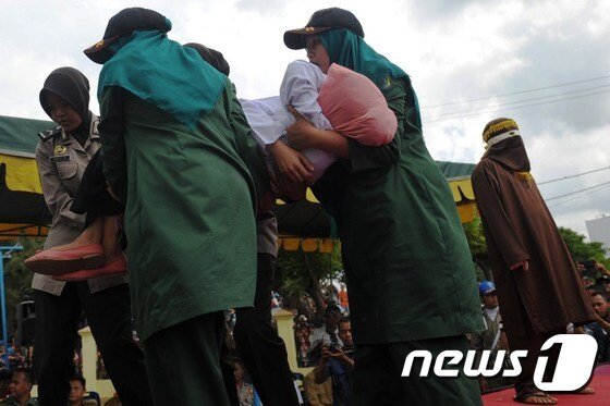 본문 이미지 - 5대를 맞은 엘리타는 결국 경찰의 손에 실려 나갔다.ⓒ AFP=뉴스1