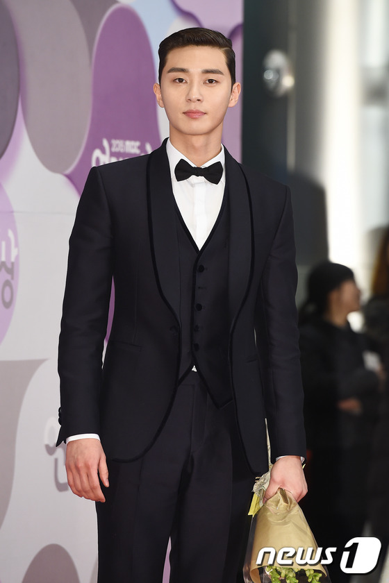 (서울=뉴스1스타) 고아라 기자 = 배우 박서준이 30일 오후 서울 상암동 MBC 신사옥에서 열린 '2015 MBC 연기대상' 시상식 레드카펫 행사에 참석해 포즈를 취하고 있다.' …