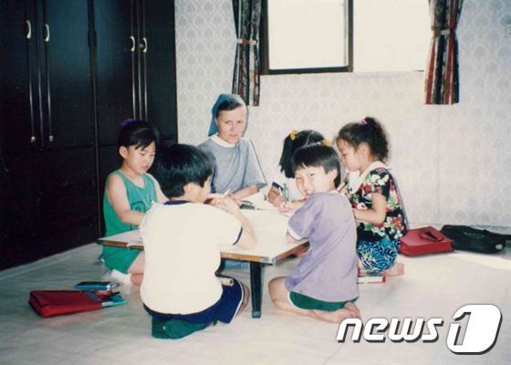 본문 이미지 - 루미네 수녀가 안창마을에서 2평 남짓한 판잣집을 구해 공부방을 운영하며 아이들을 가르치는 모습.(부산동구청 제공)ⓒ News1