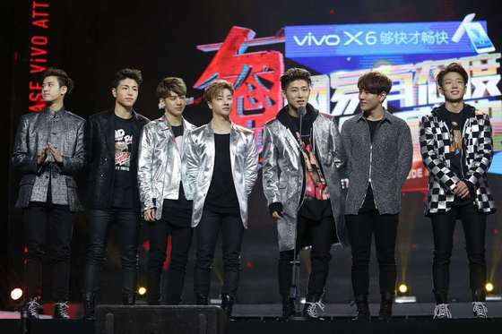 본문 이미지 - 아이콘이 지난 30일 중국 베이징 마스터카드 센터에서 개최된 '넷이즈 에티튜드 어워즈'에 참석해 베스트 그룹상을 받았다. ⓒ News1star / YG