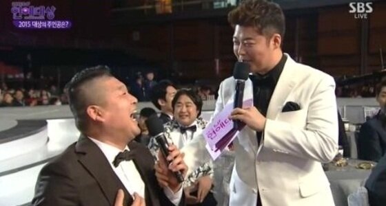 본문 이미지 - 전현무가 무례한 진행으로 태도 논란에 휩싸였다. ⓒ News1star / SBS '2015 SBS 연예대상' 캡처