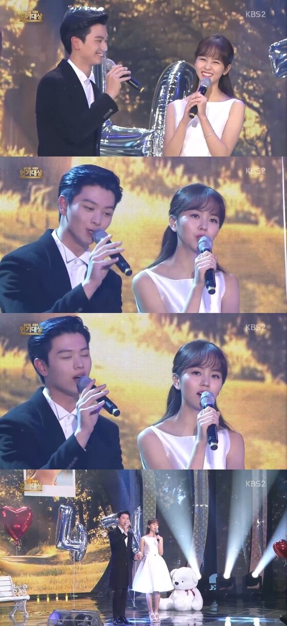 본문 이미지 - 배우 육성재와 김소현이 꿀 떨어지는 하모니를 자랑했다.ⓒ News1star/ '2015 KBS 연기대상' 캡처