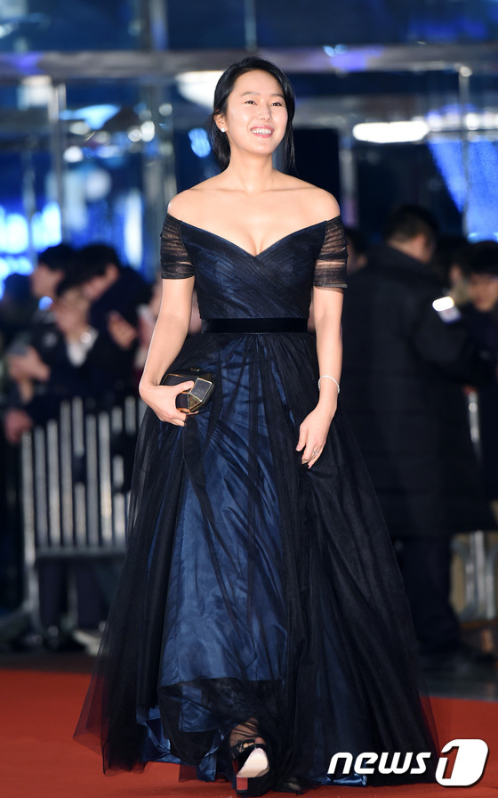 (서울=뉴스1스타) 권현진 기자 = 배우 윤진서가 31일 오후 서울 강남구 코엑스에서 열린 '2015 SBS 연기대상' 레드카펫 행사에 참석하고 있다. 이번 'SBS 연기대상'에는 …