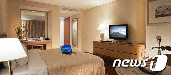 본문 이미지 - 세종호텔은 객실에서 크리스마스 파티를 할 수 있는 '로맨틱 패키지'를 선보인다.  사진 출처/ 세종호텔ⓒ News1 travel