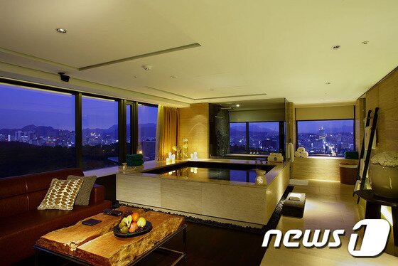 본문 이미지 - 반얀트리 클럽 앤 스파 서울은 칵테일과 케이크를 즐길 수 있는 '샤인 유어 홀리데이' 패키지를 선보인다. 사진 제공/ 반얀트리 클럽 앤 스파 서울 ⓒ News1travel