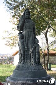 본문 이미지 - 아이들에게 둘러쌓인 성 니콜라스 동상. 사진 제공/ 타키 관광청 ⓒ News1 travel