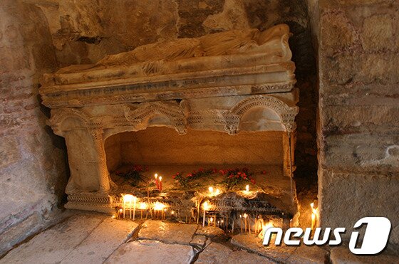 본문 이미지 - 마을 사람들이들이 그를 위해 지은 성 니콜라스 교회에 있는 성 니콜라스 관. 사진 제공/ 터키 관광청 ⓒ News1 travel