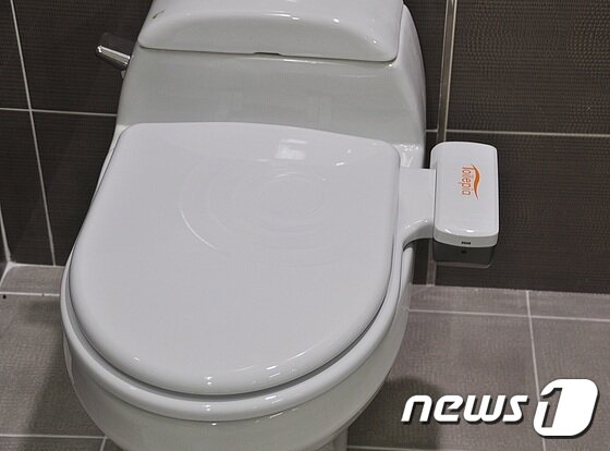 본문 이미지 - 광주 생활 기술제품 제조업체인 ㈜티씨라이프텍의 신제품 '좌변기용 냄새제거장치.(㈜티씨라이프텍 제공)2015.12.5/뉴스1ⓒ News1