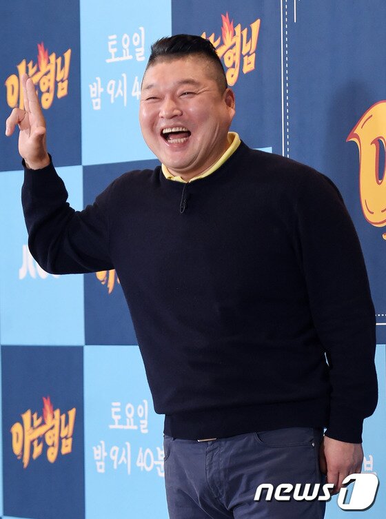 본문 이미지 -  방송인 강호동이 4일 오후 서울 탐앤탐스 청계점에서 열린 jtbc ‘아는 형님’ 제작발표회에 참석해 포즈를 취하고 있다. ⓒ News1star 권현진 기자