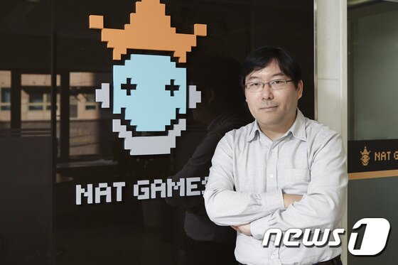 본문 이미지 - 박용현 넷게임즈 대표가 서울 역삼동 테헤란로에 위치한 넷게임즈 사무실 앞에서 포즈를 취하고 있다. 2015.12.4/뉴스1 ⓒ News1