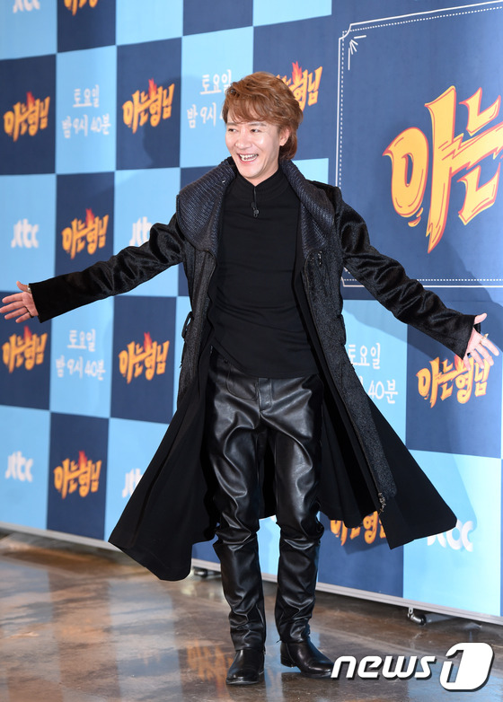 (서울=뉴스1스타) 권현진 기자 = 올블랙 시크룩!가수 김세황이 4일 오후 서울 탐앤탐스 청계점에서 열린 jtbc ‘아는 형님’ 제작발표회에 참석해 포즈를 취하고 있다.‘아는 형님 …