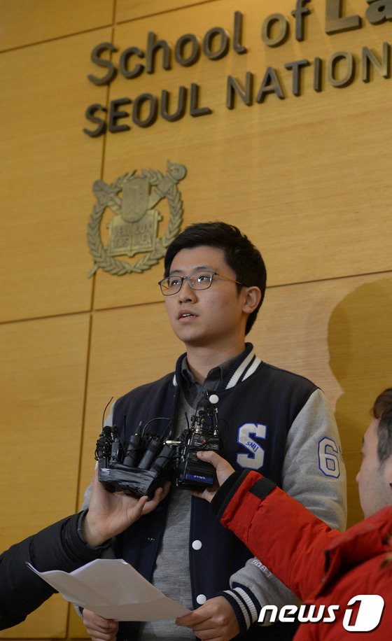(서울=뉴스1) 양동욱 기자 = 4일 오후 서울 관악구 서울대학교 법학전문대학원에서 박성준 학생회장이 자퇴서를 학교측에 전달한 뒤 취재진의 질문에 답하고 있다.서울대 로스쿨 학생 …