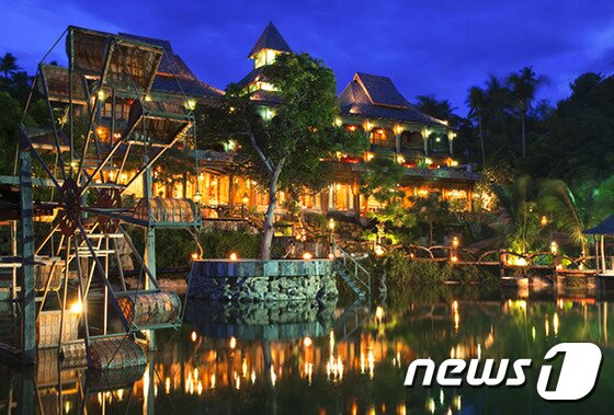 본문 이미지 - 자연 친화형의 목조건물로 설계돼 숲 속 오두막을 연상시키는 산티야 리조트. 사진 제공/ 허니문리조트 ⓒ News1travel