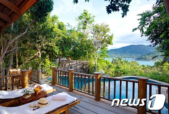 본문 이미지 - 바다가 보이는 전망에 넓은 풀장과 외부 자쿠지 시설을 갖춘 ‘오션뷰 풀 빌라’. 사진 제공/ 허니문리조트 ⓒ News1travel