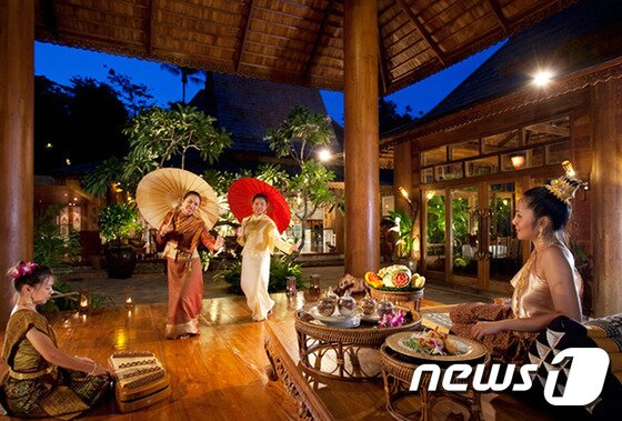 본문 이미지 - 저녁식사 때 선보이는 전통공연. 사진 제공/ 허니문리조트 ⓒ News1travel