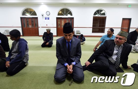 (서울=뉴스1) 윤지원 기자 = 미국 캘리포니아주 치노에 위치한 이슬람 사원에서 무슬림들이 3일 장애인 시설 총격 사건으로 사망한 사람들을 추모하는 기도를 올리고 있다. ⓒ AFP …