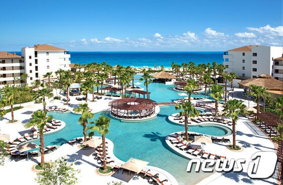 본문 이미지 - 2014년에 완공된 시크릿 플라야 무헤레스 리조트는  8개의 레스토랑과 7개의 바, 풀장과 피트니스 센터 등 다양한 부대시설을 이용할 수 있는 신상 리조트다. 사진 제공/ 허니문리조트 ⓒ News1