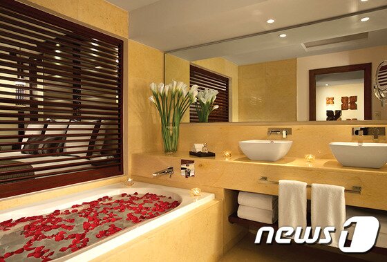 본문 이미지 - 별도의 욕조와 샤워 공간 시설을 갖춘 전용 욕실에는 월풀 욕조 및 레인폴 샤워기도 마련되어 있다. 사진은 주니어 스위트오션뷰 객실. 사진 제공/ 허니문리조트 ⓒ News1