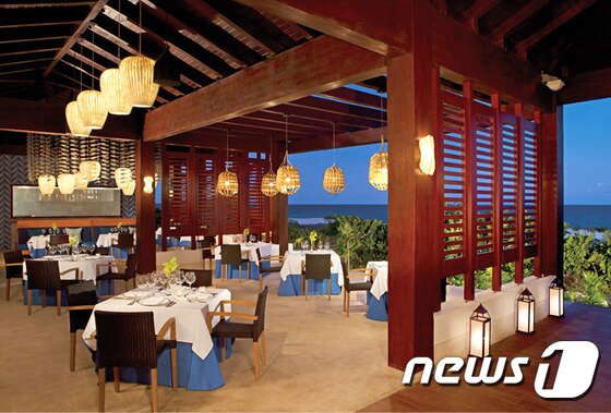 본문 이미지 - 424개의 객실로 구성된 시크릿 플라야 무헤레스 는 올 인클루시브 리조트로 시설 내 레스토랑에서의 식사와 음료가 요금에 포함되어 있다. 사진 제공/ 허니문리조트 ⓒ News1