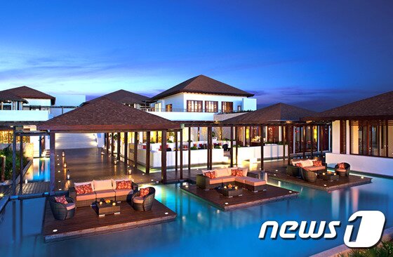 본문 이미지 - 풀사이드 바 나 스윔업 바에서는 음료나 칵테일을 마시며 느긋한 오후를 즐길 수 있다.  사진 제공/ 허니문리조트 ⓒ News1