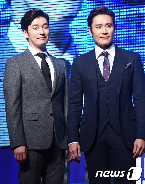 (서울=뉴스1스타) 권현진 기자 = 훈훈한 투샷!배우 조승우, 이병헌(오른쪽)이 4일 오후 서울 잠실 롯데시네카 월드타워점에서 열린 영화 ‘내부자들’(감독 우민호) 오픈 토크에 참 …