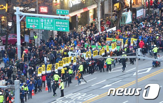본문 이미지 - 5일 오후 서울 보신각 앞 사거리에서 제2차 민중총궐기 대회 행렬이 대학로 방향으로 이어지고 있다. 2015.12.5/뉴스1 ⓒ News1 구윤성 기자