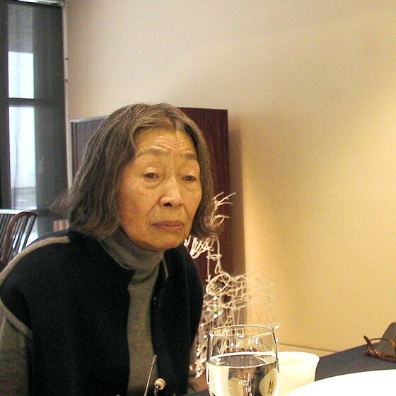 본문 이미지 - 권옥연 화백 회고전 기자간담회에서 아내인 이병복 무대미술가 ⓒ News1