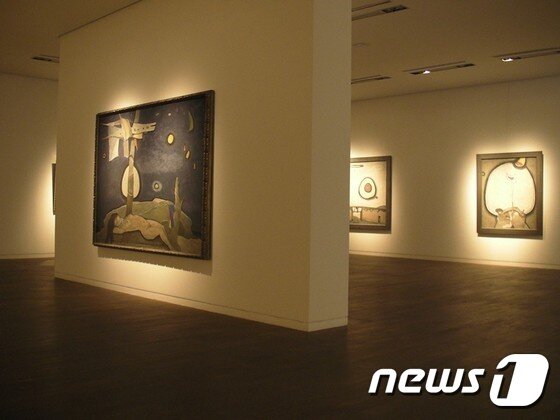본문 이미지 - 권옥연 화백 회고전 전시장 전경 (사진제공 가나문화재단)