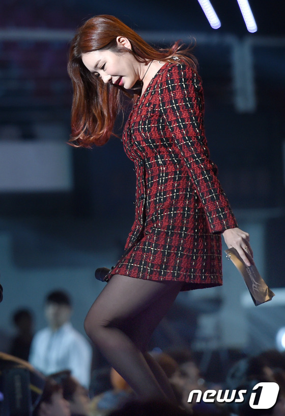 (서울=뉴스1스타) 권현진 기자 = 치마가 너무 짧은거 아니야?방송인 공서영이 6일 오후 서울 고려대학교 화정체육관에서 열린 ‘2015 던전앤파이터 페스티벌’ (이하 던파 페스티벌 …