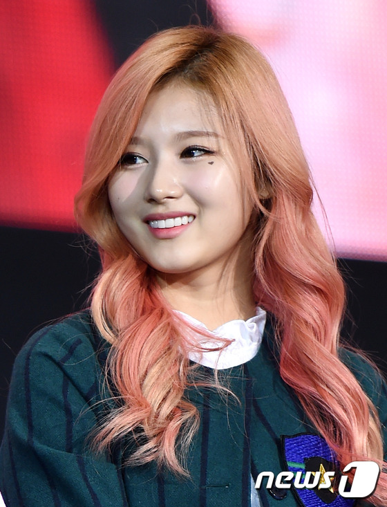 (서울=뉴스1스타) 권현진 기자 = 매력이 뚝뚝!걸그룹 트와이스 사나가 6일 오후 서울 고려대학교 화정체육관에서 열린 ‘2015 던전앤파이터 페스티벌’ (이하 던파 페스티벌)에 출 …