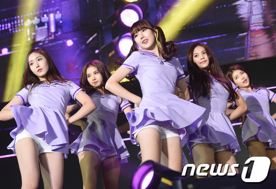 (서울=뉴스1스타) 권현진 기자 = 내 여자친구 하고 싶은 깜찍 요정들~걸그룹 여자친구가 6일 오후 서울 고려대학교 화정체육관에서 열린 ‘2015 던전앤파이터 페스티벌’ (이하 던 …