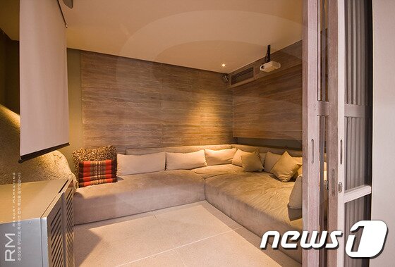 본문 이미지 - 최고급 사향을 갖춘 AV 오디오 룸은 방음시설도 갖추고 있어 부담 없이 영상과 뮤직을 즐길 수 있다. 사진 제공/ 허니문리조트 ⓒ News1 travel