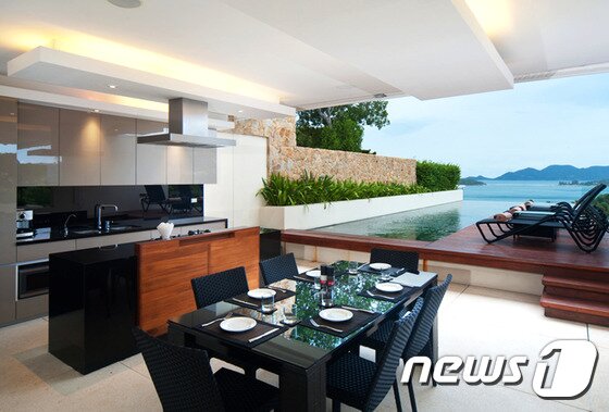 본문 이미지 - 빌라 안에 다이닝 룸을 갖추고 있어빌라 담당 베이드가 직접 만들어 서비스한다. 사진 제공/ 허니문리조트 ⓒ News1 travel