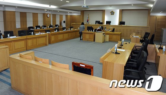 본문 이미지 - 상주 '농약 사이다' 사건으로 살인 및 살인미수 혐의로 구속 기소된 박모 할머니(82)의 국민참여재판이 2015년 12월 7일 오전 시작됐다. 이번 재판이 진행되는 대구지방법원 11호 법정이 공개 됐으며 역대 최장기로 11일까지 닷새간 열린다. 2015.12.7/뉴스1 ⓒ News1 이종현 기자