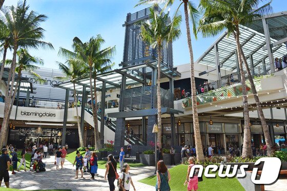 본문 이미지 - 알라모아나 센터는 3개의 백화점에 290개 이상의 점포가 모여있는 미국 최대규모의 쇼핑센터이다. 사진 출처/ 알라모아나 센터 페이스북 ⓒ News1travel