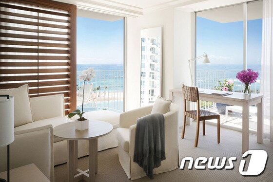 본문 이미지 - 객실은 오션뷰, 시티뷰, 마리나뷰 등 위치에 따라 다양한 전망을 갖추고 있으며, 최고급 가구를 이용해 깔끔하고 심플하게 디자인되었다. 사진 제공/ 허니문리조트 ⓒ News1travel