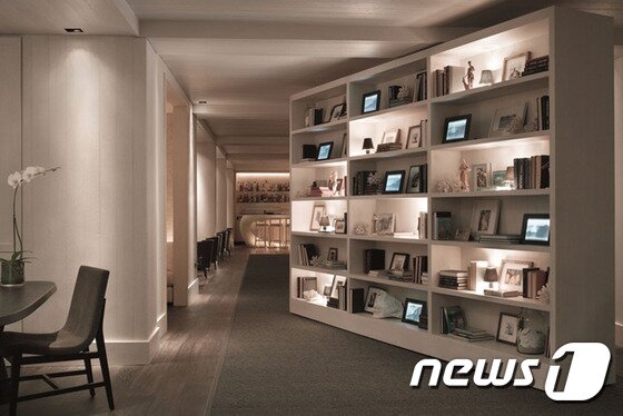 본문 이미지 - 로비의 책장은 저녁이 되면 바 '더 스터디'의 입구로 변신한다. 사진 출처/ 더 모던 호놀룰루 ⓒ News1travel