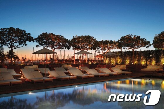 본문 이미지 - 새벽까지 열리는 야외 수영장에는 저녁에 풀 사이드 바를 운영한다. 사진 제공/ 허니문리조트 ⓒ News1travel