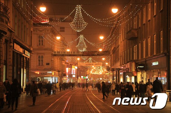 본문 이미지 - 크리스마스 마켓을 즐기는 자그레브 사람들. 어둠이 짙게 깔리면 모두 거리로 나와 크리스마스 마켓을 즐긴다. 거리 곳곳에는 크리스마스마켓을 위한 조명들로 사람들의 마음을 더욱 들뜨게 한다. 뉴스1트래블 ⓒ News1 travel 조용식 기자