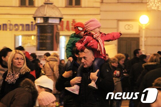 본문 이미지 - 아빠 어깨에 목말을 탄 꼬마가 무엇인가를 가리키며 환하게 웃고 있다. 크리스마스마켓 기간에 아이를 목말 태운 아빠의 모습을 자주 접하게 된다. 뉴스1트래블 ⓒ News1 travel 조용식 기자