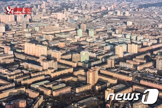 본문 이미지 - 싱가포르의 북한 전문 사진작가 아람 판씨는 최근 자신의 페이스북 계정(www.facebook.com/dprk360)에 '평양 비행기 관광' 사진을 공개했다.ⓒ News1