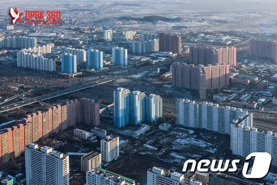 본문 이미지 - 싱가포르의 북한 전문 사진작가 아람 판씨는 최근 자신의 페이스북 계정(www.facebook.com/dprk360)에 '평양 비행기 관광' 사진을 공개했다. 평양 곳곳에 고층 아파트들이 새로 들어선 모습이 이채롭다. ⓒ News1