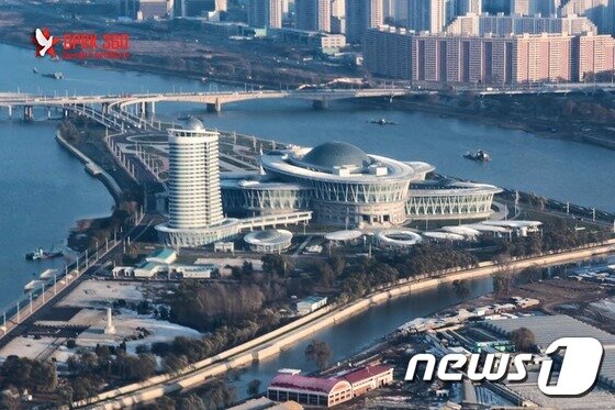 본문 이미지 - 싱가포르의 북한 전문 사진작가 아람 판씨는 최근 자신의 페이스북 계정(www.facebook.com/dprk360)에 '평양 비행기 관광' 사진을 공개했다. 사진은 쑥섬에 위치한 '과학기술전당'의 전경.ⓒ News1