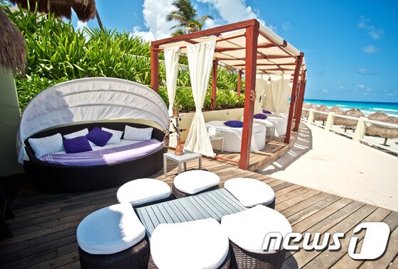 본문 이미지 - 파라디수스 칸쿤은 총 688개 규모의 객실과 스위트룸은 호텔 존을 따라 길게 펼쳐져 있으며, 크게 5개의 피라미드로 나뉜다. 사진 제공/ 허니문리조트ⓒ News1