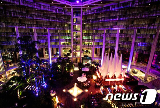 본문 이미지 - 파라디수스 칸쿤에서는 저녁이 되면 코코 비치에 나가서 신 나는 라운지 뮤직과 화려한 카리브 해의 일몰과 함께  나이트 파티를 즐길 수 있다.  사진 제공/ 허니문리조트ⓒ News1