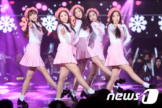 (서울=뉴스1스타) 고아라 기자 = 에이프릴이 8일 오후 서울 상암동 SBS프리즘타워에서 생방송으로 열린 SBS MTV ‘더쇼 시즌4’(이하 더쇼)에서 화려한 무대를 선보이고 있다 …