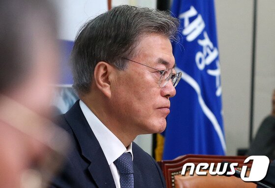 본문 이미지 - 새정치민주연합 문재인 대표가 9일 오전 서울 여의도 국회 당대표회의실에서 열린 최고위원회의에서 생각에 잠겨 있다. 2015.12.9/뉴스1 ⓒ News1 박지혜 기자