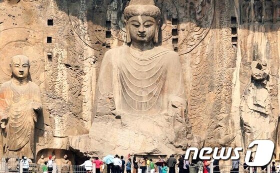 본문 이미지 - 용문석굴은 북위 시대에 처음으로 만들기 시작해 무려 400년 동안 공사를 진행해 완성된 석굴로 각 시대의 정치, 경제, 문화, 종교 등의 발전을 엿볼 수 있는 관광지다. 사진은 용문석굴의 마애석각. 사진 출처/ 허난관광국 ⓒNews1 travel